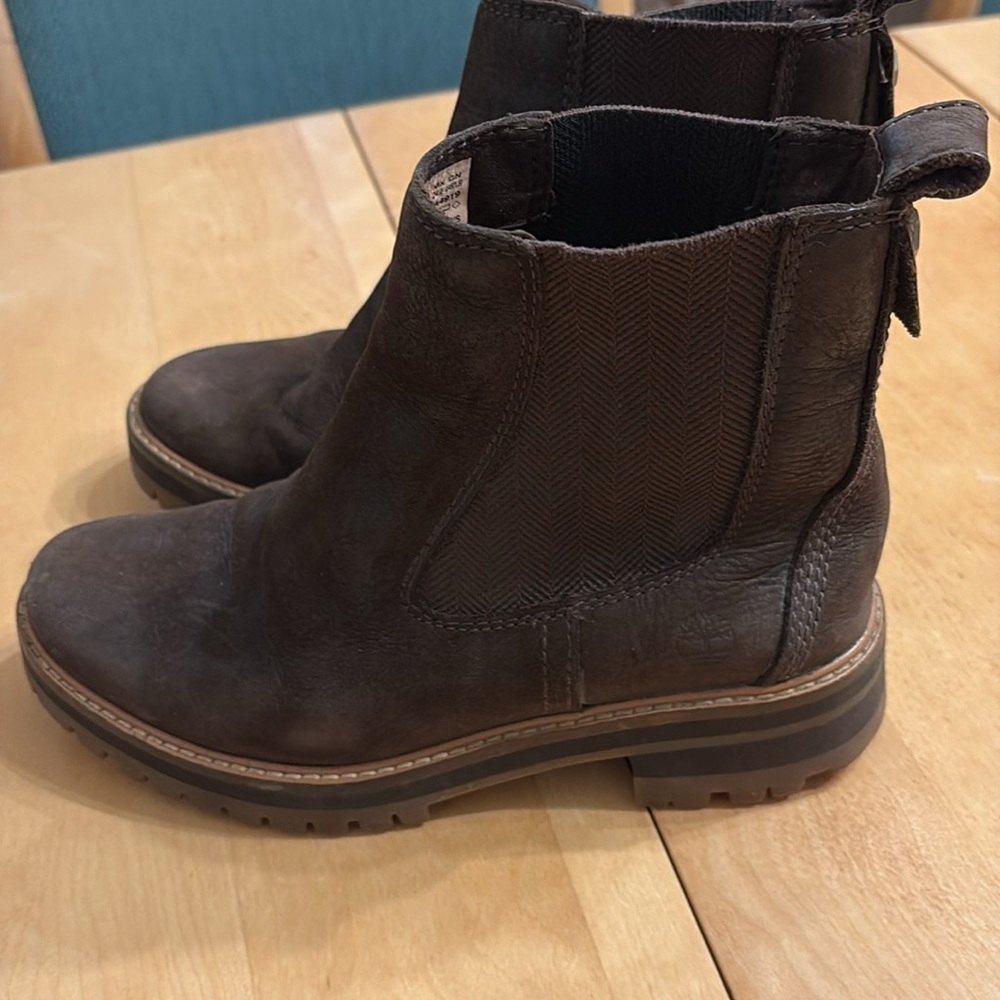 Timberland Women’s Dark Brown Courmayeur Valley Suede Chukka Boots. Size 7.5